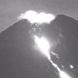 Gunung Semeru Kembali Erupsi, Lava Pijar Meluncur 2,5 Kilometer ke Besuk Kobokan