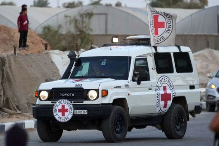 Kendaraan Palang Merah saat membawa jenazah dua orang yang diyakini sebagai sandera yang diserahkan oleh Hamas sedang menuju ke perlintasan perbatasan Kissufim dengan Israel. (FOTO: Arab News/AP)