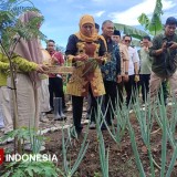 Dari Tempat Sampah Jadi Kebun Produktif, Gubernur Khofifah Resmikan Sekolah Inovatif di Bondowoso