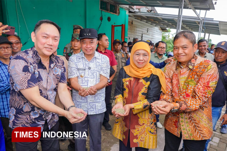 Gubernur Khofifah Indar Parawansa bersama Bupati Bondowoso saat memipin langsung pelepasan ekspor kopi Arabika Spesialti Ijen-Raung ke Taiwan (FOTO: Moh Bahri/TIMES Indonesia)