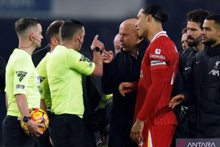 Arne Slot Fokus Bangkitkan Liverpool, Enggan Bahas Perpanjangan Kontrak