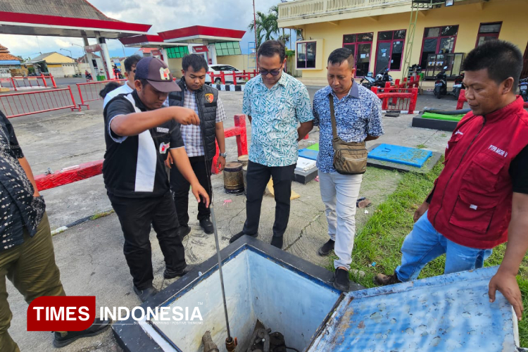 Polres Probolinggo melakukan sidak dan mengecek kualitas BBM jenis Pertalite di SPBU. (Foto: Dicko W/TIMES Indonesia)