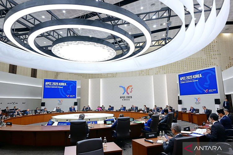 Presiden Prabowo Subianto berbicara dalam forum puncak KTT APEC 2025 di Gyeongju, Korea Selatan, Jumat (31/10/2025). (Foto: Antara/HO-Tim Media Presiden Prabowo Subianto)