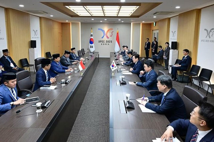 Presiden Republik Indonesia Prabowo Subianto bertemu bilateral dengan Presiden Republik Korea Lee Jae Myung di sela-sela KTT APEC 2025 di Gyeongju. (Foto: Muchlis Jr - Biro Pers Sekretariat Presiden)
