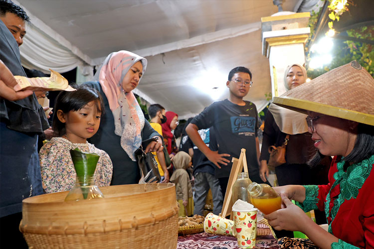 Tjangkroekan Djoeang Tawarkan Sensasi Kuliner Langkah Nasi Osek dan Sego Sadukan di Tugu Pahlawan