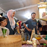 Tjangkroekan Djoeang Tawarkan Sensasi Kuliner Langkah Nasi Osek dan Sego Sadukan di Tugu Pahlawan