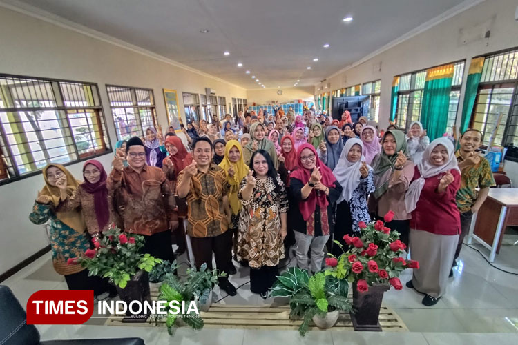Foto bersama Para Narasumber dan peserta Workshop Digital Literasi dan Bijak Bermedia Sosial di Gedung RPU SMKN 1 Pungging, Kabupaten Mojokerto, Jumat (31/10/2025). (Foto: Theo/TIMES Indonesia)