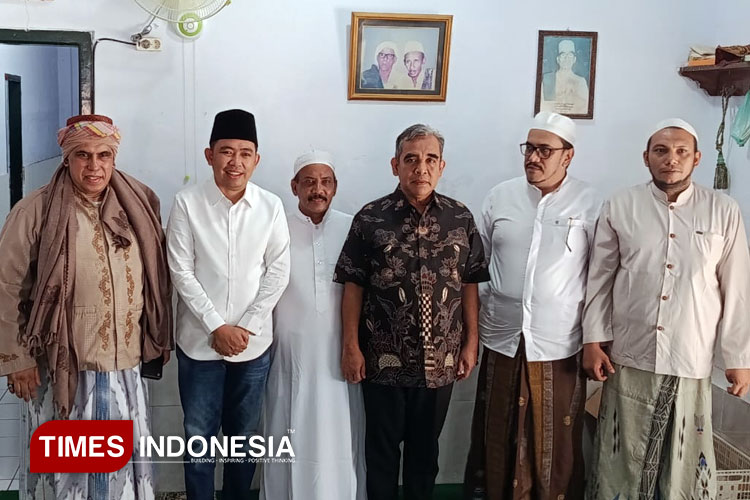 Bupati Jember Muhammad Fawait saat mendampingi Ketua MPR RI Ahmad Muazani, ke makam habib Sholeh tanggul, Jember. (Foto : M. Abdul Basid / TIMES Indonesia)