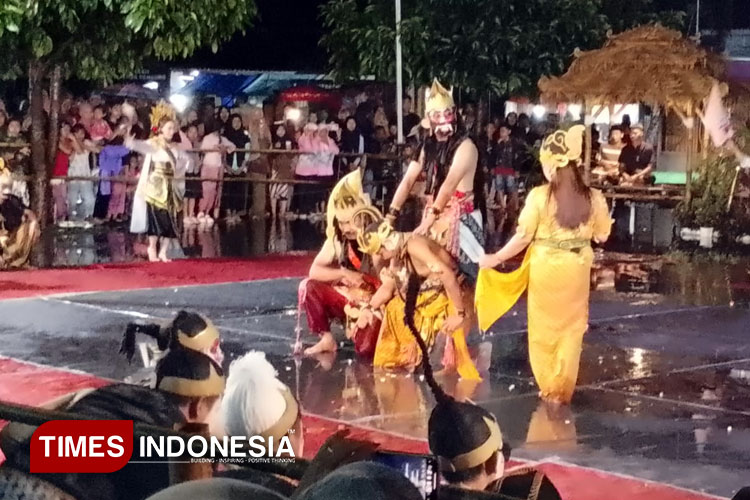 Drama kolosal yang berlangsung di halaman pemdes Semboro, kecamatan Semboro, Jember. (Foto: M. Abdul Basid / TIMES Indonesia)