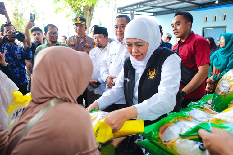 Kendalikan Inflasi, Gubernur Khofifah Gelar Pasar Murah di Bondowoso