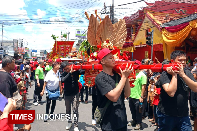 Kirab Budaya Klenteng Tri Dharma Teng Swie Bio di Krian, Sidoarjo kawasan Simpang Lima Krian, Minggu (2/11/2025). (FOTO: Syaiful Bahri/TIMES Indonesia)