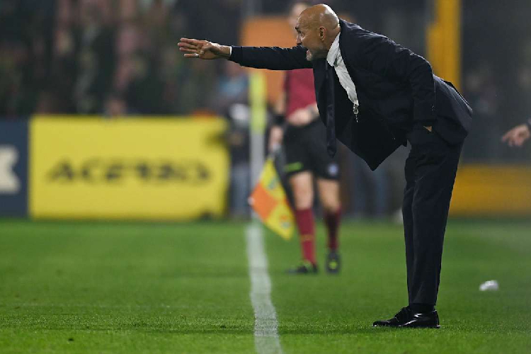 Luciano Spaletti memberi instruksi pemain Juventus saat laga melawan Cremonese dalam lanjutan Serie A. Dalam pertandingan ini, Juventus menang 2-1 dan menjadi debut manis Spaletti sebagai pelatih Juventus. (foto: juventus)