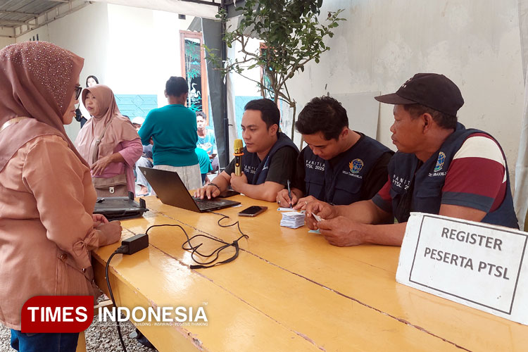 Tahapan penandatanganan berkas program PTSL di Desa Tambakrejo. (Foto: Anggara Cahya/TIMES Indonesia)