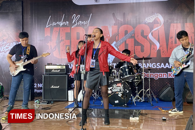 Pelajar tingkat SMP sederajat saat tampil di Lomba Band Kebangsaan Bakesbangpol Banyuwangi. (Foto: Fazar Dimas/TIMES Indonesia).