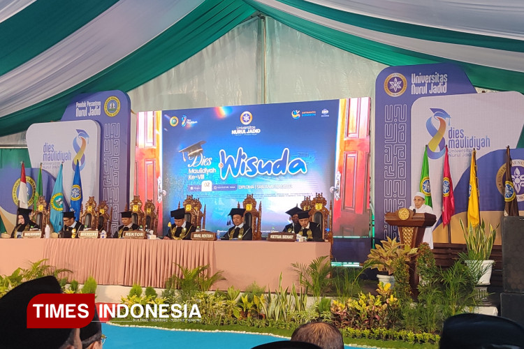 Pengasuh Ponpes Nurul Jadid, KH Moh Zuhri Zaini memberi tausiyah kepada ribuan wisudawan UNUJA Probolinggo (Foto: Iqbal/TIMES Indonesia)