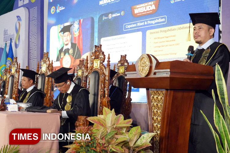 Rektor UNUJA Probolinggo, Dr. KH Najiburrahman menyampaikan pidato dalam acara Wisuda 2025 (Foto: Shofi for TIMES Indonesia)