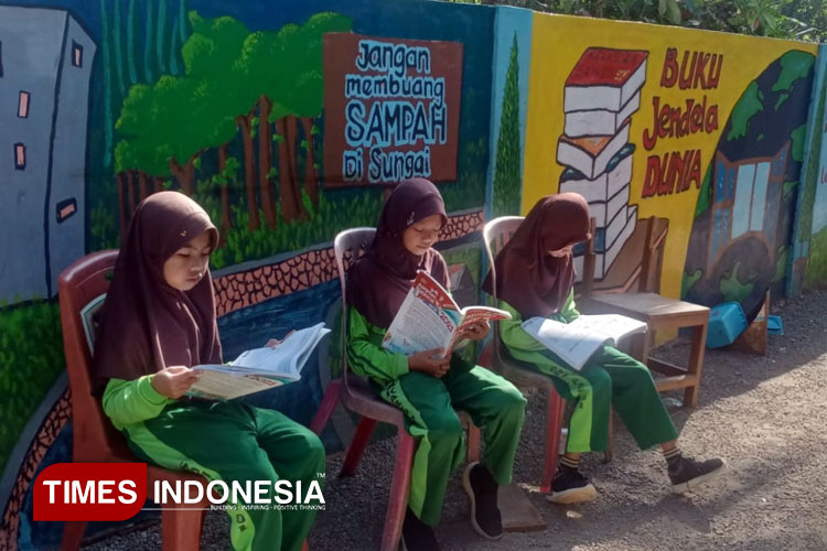 Siswa SDN Kare 01 bisa membaca buku di ruang terbuka depan perpustakaan atau ruang kelas. (Foto: Sekar Wasistha for TIMES Indonesia)