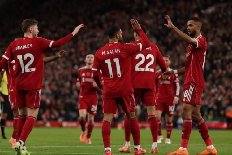 Striker Mohamed Salah mendapat selamat dari rekannya usai mencetak gol ke gawang Aston Villa. (Foto: Liverpool)