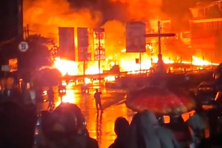 Truk BBM terguling sebabkan kebakaran hebat di Cilaku Cianjur, jalur utama sempat lumpuh. (FOTO: Tangkapan layar video amatir warga)