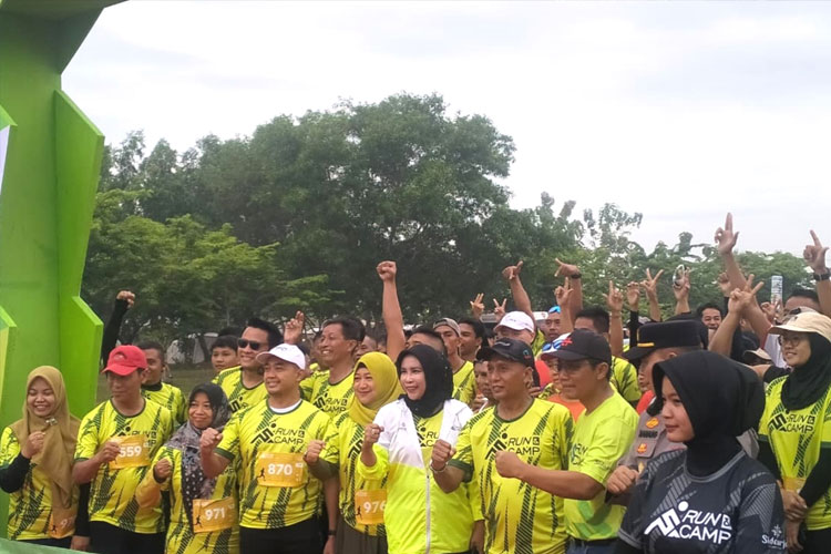 Wakil Bupati Sidoarjo Mimik Idayana saat melepas peserta Run and Camp 2025 sebagai bagian dari inovasi promosi wisata kota delta (FOTO: Kominfo Sidoarjo)