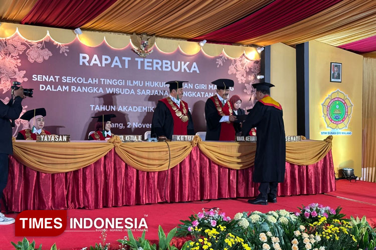 Suasana wisuda di STIH Sunan Giri Malang. (Foto: Rizky Kurniawan Pratama/TIMES Indonesia)