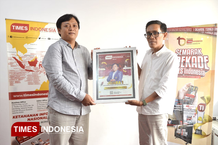 Dr. Moh. Ahsan Shohifur saat menerima penghargaan sebagai juara 1 lomba menulis opini HSN 2025 TIMES Indonesia, Senin (03/11/2025).