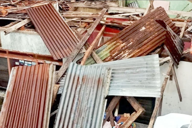 Atap rumah salah satu warga Desa Sumbersekar Dau Kabupaten Malang, usai diterjang puting beliung, Minggu (2/11/2025) petang.