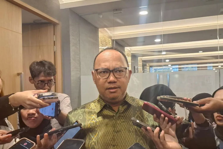 Direktur Perdagangan dan Pengaturan Anggota Bursa Bursa Efek Indonesia (BEI) Irvan Susandy dalam wawancara cegat di Gedung BEI, Jakarta, Senin (03/11/2025). (Foto: Antara/Muhammad Heriyanto)