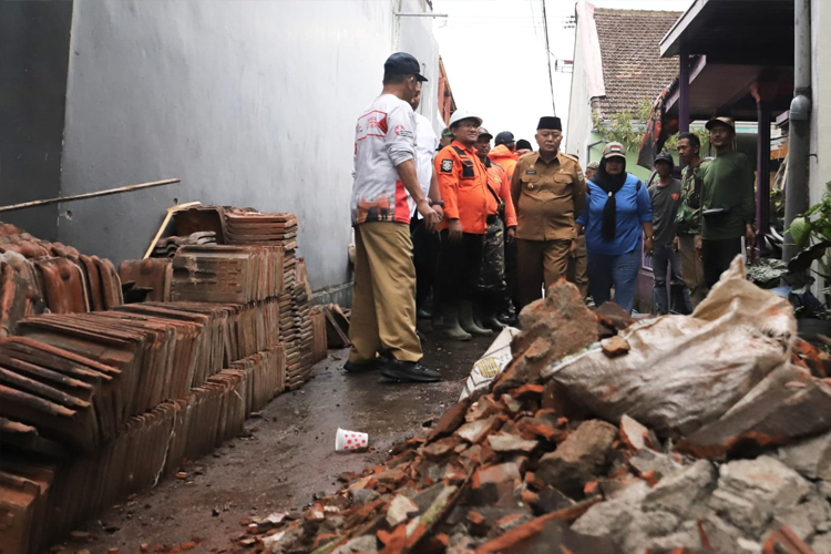 Bupati Malang H. Sanusi saat mengunjungi rumah warga terdampak puting beliung di Desa Sumbersekar Dau Kabupaten Malang, Senin (3/11/2025). Bantuan paket sembako dan selimut diserahkan bagi para korban. (Foto: Prokopim)