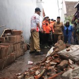 157 Rumah Warga Sumbersekar Tersapu Puting Beliung, Bupati Sanusi: Perbaiki dengan BTT