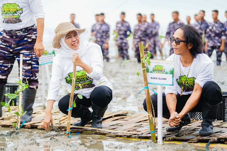 Tanam Mangrove Bersama Kaka Slank, Gubernur Khofifah Ajak Lintas Elemen Wujudkan NZE 2060