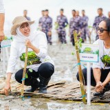 Gubernur Khofifah Tanam Mangrove Bersama Kaka Slank