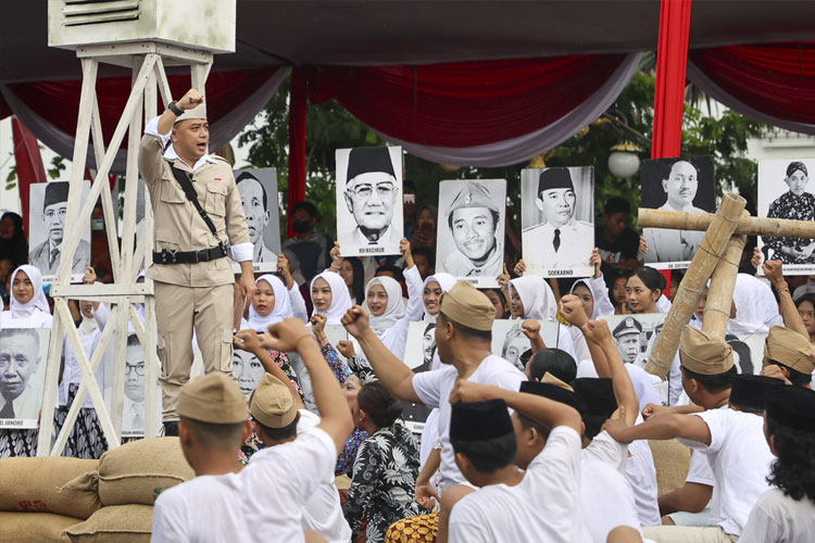 Wali Kota Eri Cahyadi Perankan Gubernur Suryo di Parade Surabaya Juang