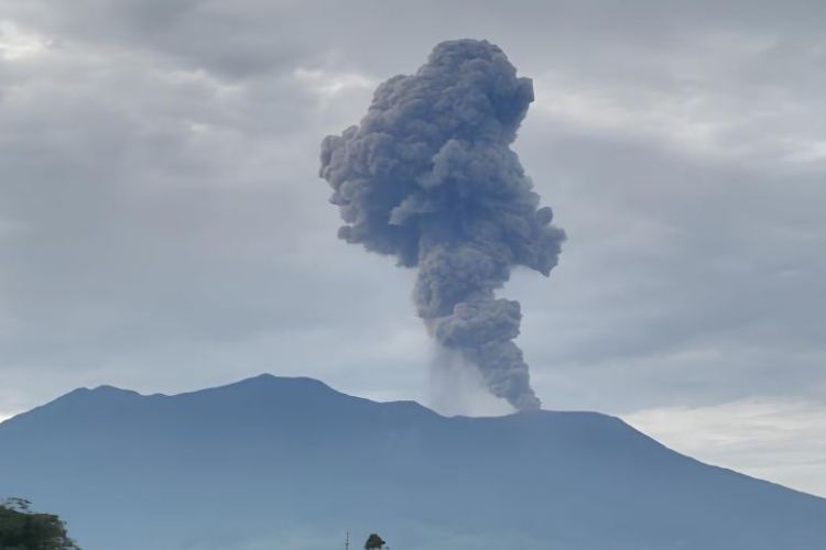 Arsip - Gunung Marapi mengalami erupsi di Kabupaten Agam, Provinsi Sumatera Barat. (FOTO: ANTARA/Muhammad Zulfikar)