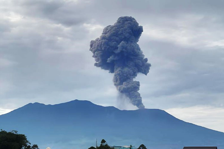 Gunung Marapi mengalami erupsi di Kabupaten Agam, Provinsi Sumatera Barat. (FOTO: Antara/Muhammad Zulfikar)