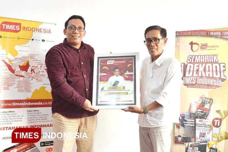 Heri Cahyo Bagus Setiawan, Dosen Fakultas Ekonomika dan Bisnis UNESA saat menerima penghargaan juara 3 lomba menulis opini HSN 2025 TIMES Indonesia, Senin (03/11/2025). (Foto: Adhitya Hendra/TIMES Indonesia).