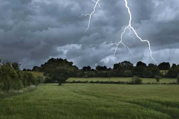 Tetap Waspada,  BMKG Perkirakan Malang Raya Hari Ini Hujan dengan Badai Petir Kencang