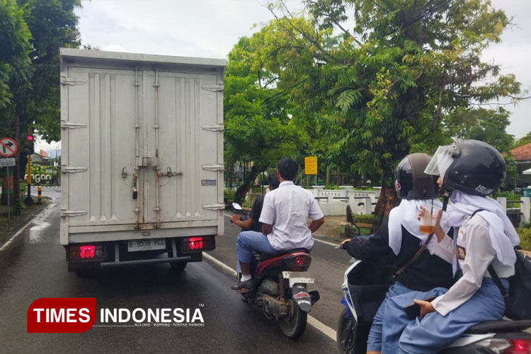 Jangan-ditiru-pelajar-di-perempatan-lampu-merah-Bapangan-Pacitan-a.jpg