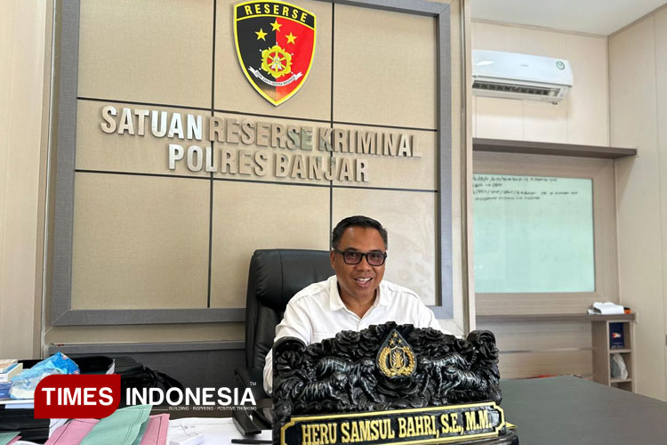 Kasat Reskrim Polres Banjar Iptu Heru Samsul Bahri ungkap kasus rudapaksa terhadap siswi oleh enam temannya. (Foto: Susi/TIMES Indonesia)