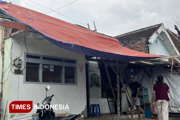Pasca Angin Puting Beliung di Malang, Warga Buka Pos Pengungsian