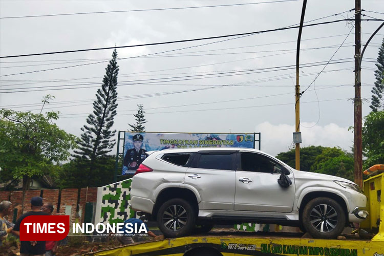 Pajero-Tabrak-Taman-di-Depan-Kodim-Pacitan-c.jpg
