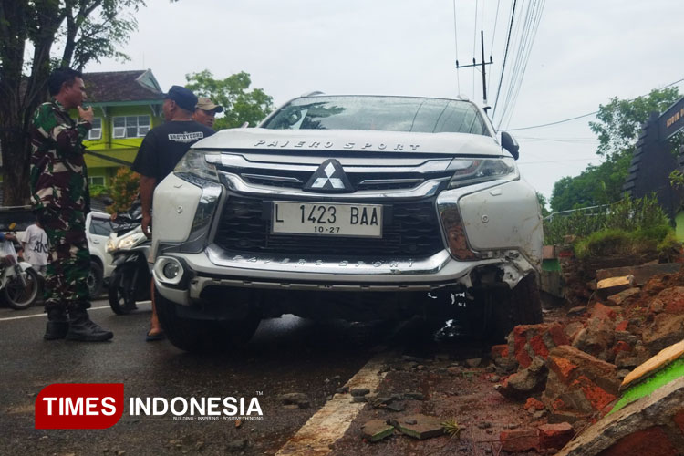 Diduga Mengantuk, Lansia Kemudikan Pajero Tabrak Taman di Depan Kodim Pacitan