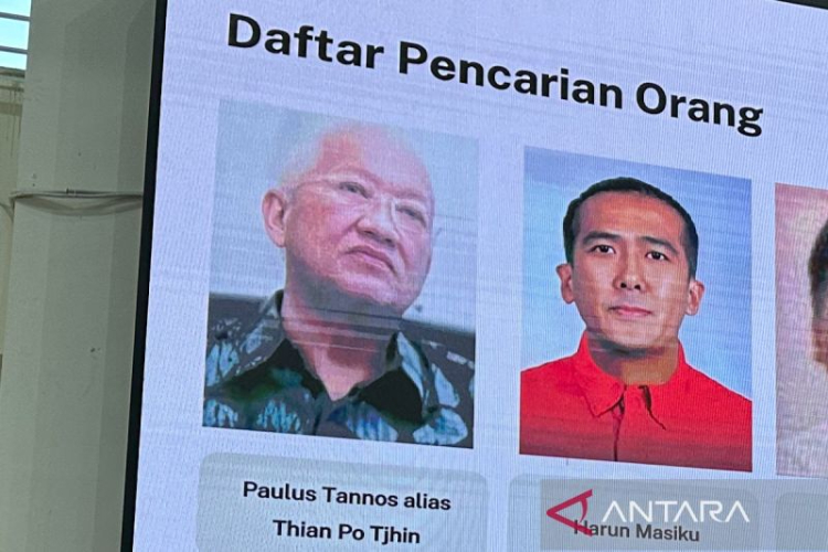 Paulus Tannos (kiri) yang telah dimasukkan ke dalam daftar pencarian orang (DPO) sejak 19 Oktober 2021 saat ditampilkan pimpinan KPK, di Gedung Juang, Jakarta, Rabu (6/8/2025). (FOTO: ANTARA/Rio Feisal)