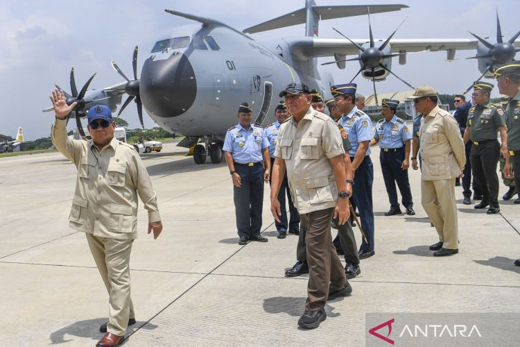Presiden Prabowo Subianto meninjau pesawat Airbus A400M saat kegiatan serah terima pesawat di Lanud Halim Perdanakusuma, Jakarta, Senin (3/11/2025). (Foto: ANTARAFOTO/Galih Pradipta/bar)