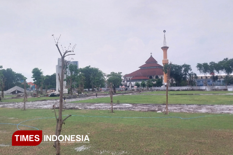 Progres pembangunan Alun-alun Sidoarjo terus berjalan. Hingga awal November 2025, sejumlah area seperti taman, jalur pedestrian, dan gazebo masih dalam tahap penyelesaian. (Foto: Syaiful Bahri/TIMES Indonesia)