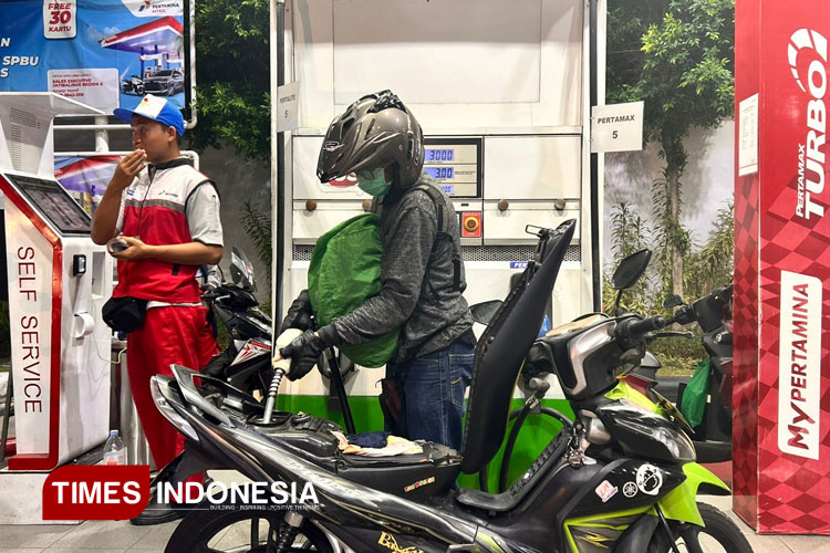 Pelanggan mengisi BBM Pertalite di SPBU Pertamina Coco Jemursari Surabaya. (Foto: Lely Yuana/TIMES Indonesia)