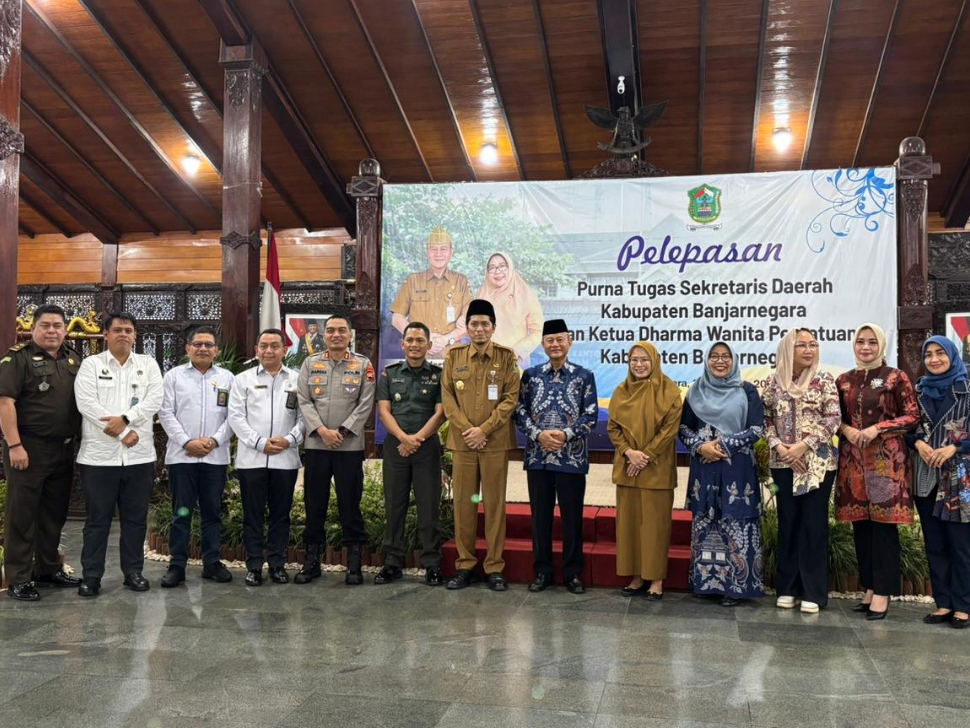 Pemkab Banjarnegara Gelar Resmi Pelepasan Sekda Indarto dan Istri