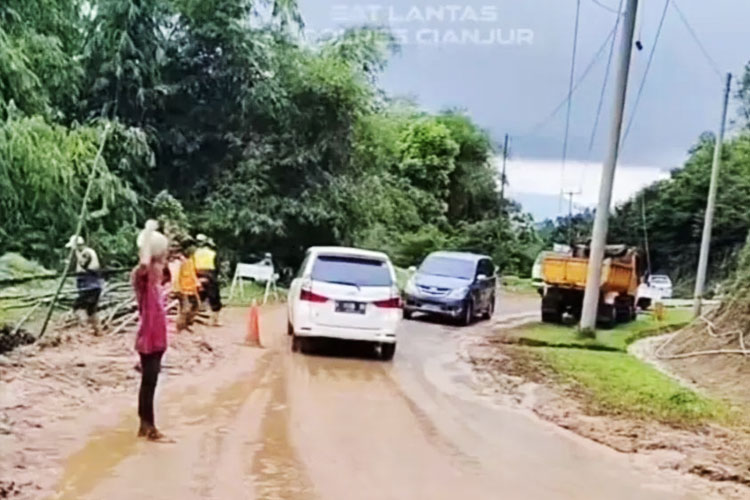 Sempat terputus, akses jalan di Sukanagara Cianjur Selatan sudah bisa dilalui. (FOTO: Satlantas Polres Cianjur)