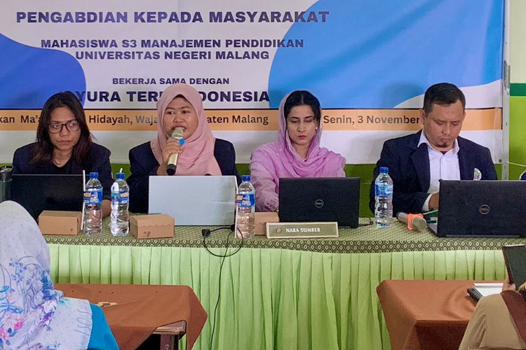 Mahasiswa Program Doktor (S3) Manajemen Pendidikan Universitas Negeri Malang (UM) saat melaksanakan Pengabdian Masyarakat MA Al Hidayah Wajak, Senin (03/11/2025).
