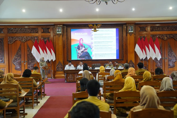 Wali Kota Mojokerto, Ika Puspitasari pada saat menyampaikan pentingnya pemahaman ASN terhadap Jaminan Hari Tua, Senin (3/11/2025). (Foto: Dok. TIMES Indonesia)